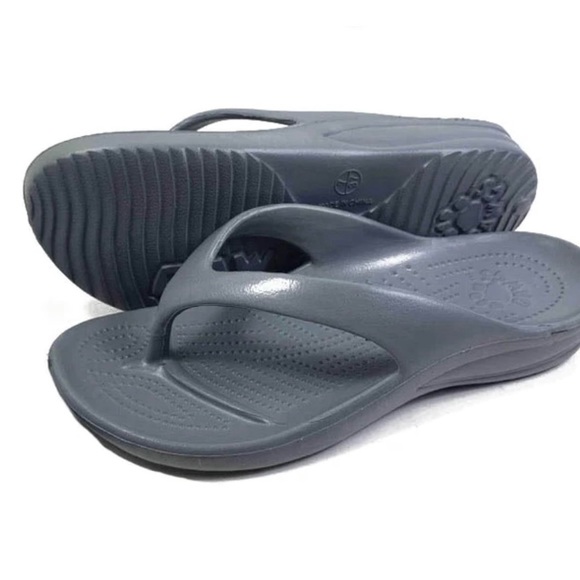 NWT Dawgs Flat Grey Flip Flops - Picture 1 of 3